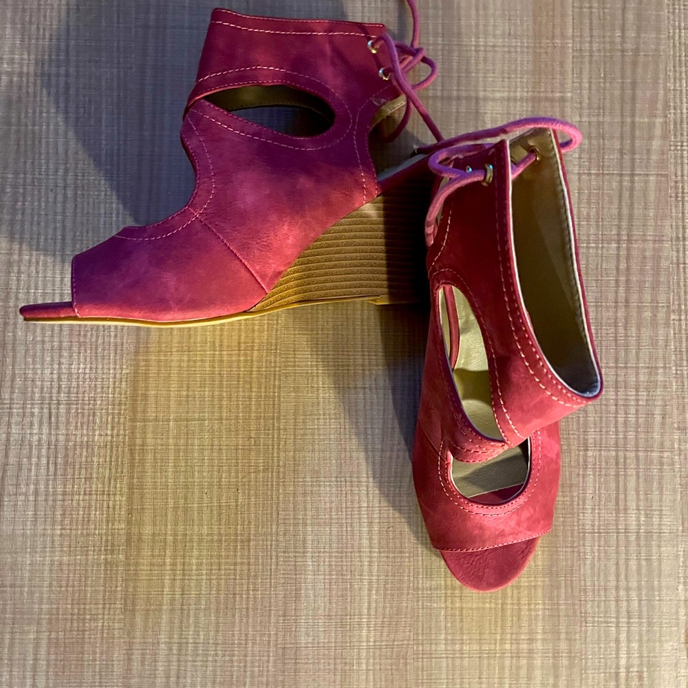 Never worn super cute, pink wedges. Perfect for any beach day or fun night out.